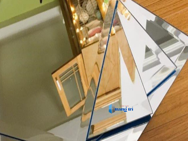 Phân Biệt Kính Thủy Trang Trí